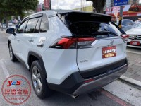 Toyota  RAV4 金鑽店~RAV4 白2.0旗艦版 ACC跟車全速域 車道偏移警示 AEB自動煞停 電動感應尾門 360度環景 LED頭燈 盲點偵測 胎壓 循跡防滑 車道變換輔助 車道維持輔助 後座出風口 電動記憶座椅 免鑰摸門感應 9安 等超多樣配備！（新車保固中） | 新北市汽車商業同業公會｜TACA優良車商聯盟｜中古、二手車買車賣車公會認證保固