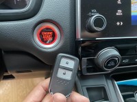 Honda  CR-V 金鑽店~CR-V 1.5 VTi-S 白 里程保證只跑6萬多公里 ACC主動跟車全速域 車道維持 變換 偏離 輔助系統 AEB自動煞停 遠光燈自動控制 斜坡起步輔助 循跡防滑 6安 胎壓監控 免鑰啟動車門鎖 定速 倒車影像 導航 多功能影音 右側影像無死角 後座出風口 LED頭燈 日行燈 尾燈 等多項配備！ | 新北市汽車商業同業公會｜TACA優良車商聯盟｜中古、二手車買車賣車公會認證保固