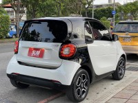 Smart  SMART FORTWO 金鑽店~SMART Fortwo 2人座 1.0 白黑雙色 4安 安全警示系統防追撞 循跡防滑 斜坡起步輔助 胎壓監控 定速 全景天窗 方向盤快控鍵 恆溫空調 LED日行燈 里程保證只跑1萬多公里 等多項配備！ | 新北市汽車商業同業公會｜TACA優良車商聯盟｜中古、二手車買車賣車公會認證保固