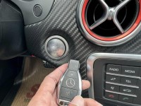 Mercedes-Benz/賓士   A-CLASS  A180 金鑽店~賓士總代理A180 AMG版 黑色5門掀背 里程保證9萬多公里 循跡防滑 主動安全預防系統 胎壓監控 9安 免鑰啟動車門鎖 定速 自動停車 雨滴感應雨刷 倒車影像 恆溫空調 換檔撥片 電動記憶座椅 後座出風口 LED頭燈 日行燈 空力套件 等多項配備！ | 新北市汽車商業同業公會｜TACA優良車商聯盟｜中古、二手車買車賣車公會認證保固