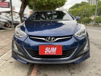 Hyundai  Elantra 金鑽店~Elantra EX 1.8 寶藍 6安 循跡防滑 免鑰啟動車門鎖 定速 安卓機 倒車影像 光感應頭燈 雨滴感應雨刷 天窗 恆溫空調 方向盤快控鍵 後座出風口 等多項配備！ | 新北市汽車商業同業公會｜TACA優良車商聯盟｜中古、二手車買車賣車公會認證保固