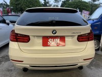 BMW/ 寶馬  3 SERIES  320i Sport Line 金鑽店~好康的來囉！新進2014年式 BMW320i Sport 白 5門掀背旅行式 里程只跑7萬多公里 主要配備 循跡防滑 胎壓監控 6安 HK音響 免鑰啟動車門鎖 定速 電動尾門 倒車影像 雨滴感應雨刷 光感應頭燈 電動摺疊後視鏡 全景天窗 恆溫分區空調 雙電動座椅 後座出風口 LED日行燈 HID頭燈 車頂行李架 等多項配備！ | 新北市汽車商業同業公會｜TACA優良車商聯盟｜中古、二手車買車賣車公會認證保固