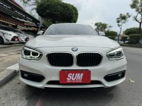 BMW/ 寶馬  1 SERIES  118i 運動版 金鑽店~BMW118i 白 里程保證只跑3萬多公里 主要配備有，循跡防滑 斜坡起步輔助 車道偏離警示系統 AEB自動緊急煞車系統 胎壓監控 6安 免鑰啟動車門鎖 定速 倒車影像 導航 光感應頭燈 雨滴感應雨刷 電動摺疊後視鏡   藍芽通訊 恆溫分區空調 雙電動座椅 後座出風口 粉塵過濾器 LED日行燈 頭燈 尾燈 等超多樣配備！ | 新北市汽車商業同業公會｜TACA優良車商聯盟｜中古、二手車買車賣車公會認證保固