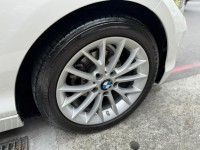 BMW/ 寶馬  1 SERIES  118i 運動版 金鑽店~BMW118i 白 里程保證只跑3萬多公里 主要配備有，循跡防滑 斜坡起步輔助 車道偏離警示系統 AEB自動緊急煞車系統 胎壓監控 6安 免鑰啟動車門鎖 定速 倒車影像 導航 光感應頭燈 雨滴感應雨刷 電動摺疊後視鏡   藍芽通訊 恆溫分區空調 雙電動座椅 後座出風口 粉塵過濾器 LED日行燈 頭燈 尾燈 等超多樣配備！ | 新北市汽車商業同業公會｜TACA優良車商聯盟｜中古、二手車買車賣車公會認證保固