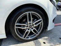 Mercedes-Benz/賓士   B-CLASS  B180 金鑽店~賓士總代理B180 AMG版本！ 主要配備有，AEB自動煞停 主動安全預防系統 循跡防滑 胎壓監控 9安 免鑰匙啟動車門鎖 定速 自動停車系統 光感應頭燈 雨滴感應雨刷 倒車影像 電動摺疊後視鏡 換檔撥片 分區恆溫空調 粉塵過濾器 雙電動記憶座椅 後座出風口 LED日行燈 頭燈 尾燈 空力套件 等超多項配備！ | 新北市汽車商業同業公會｜TACA優良車商聯盟｜中古、二手車買車賣車公會認證保固