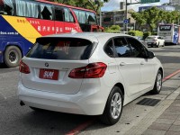 BMW/ 寶馬  2 SERIES  218i 金鑽店~BMW218i 白 主要配備有 循跡防滑 斜坡起步輔助 胎壓監控 6安 免鑰啟動車門 定速 倒車影像 光感應頭燈 雨滴感應雨刷 電動折疊後視鏡 分區恆溫空調 雙電動座椅 粉塵過濾器 後座出風口 LED日行燈 頭燈 尾燈 等多項配備！ | 新北市汽車商業同業公會｜TACA優良車商聯盟｜中古、二手車買車賣車公會認證保固