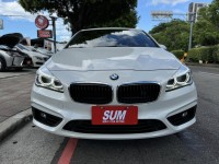 BMW/ 寶馬  2 SERIES  218i 金鑽店~BMW218i 白 主要配備有 循跡防滑 斜坡起步輔助 胎壓監控 6安 免鑰啟動車門 定速 倒車影像 光感應頭燈 雨滴感應雨刷 電動折疊後視鏡 分區恆溫空調 雙電動座椅 粉塵過濾器 後座出風口 LED日行燈 頭燈 尾燈 等多項配備！ | 新北市汽車商業同業公會｜TACA優良車商聯盟｜中古、二手車買車賣車公會認證保固