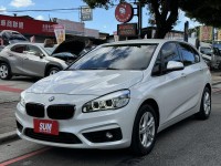 BMW/ 寶馬  2 SERIES  218i 金鑽店~BMW218i 白 主要配備有 循跡防滑 斜坡起步輔助 胎壓監控 6安 免鑰啟動車門 定速 倒車影像 光感應頭燈 雨滴感應雨刷 電動折疊後視鏡 分區恆溫空調 雙電動座椅 粉塵過濾器 後座出風口 LED日行燈 頭燈 尾燈 等多項配備！ | 新北市汽車商業同業公會｜TACA優良車商聯盟｜中古、二手車買車賣車公會認證保固