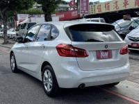 BMW/ 寶馬  2 SERIES  218i 金鑽店~BMW218i 白 主要配備有 循跡防滑 斜坡起步輔助 胎壓監控 6安 免鑰啟動車門 定速 倒車影像 光感應頭燈 雨滴感應雨刷 電動折疊後視鏡 分區恆溫空調 雙電動座椅 粉塵過濾器 後座出風口 LED日行燈 頭燈 尾燈 等多項配備！ | 新北市汽車商業同業公會｜TACA優良車商聯盟｜中古、二手車買車賣車公會認證保固