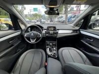 BMW/ 寶馬  2 SERIES  218i 金鑽店~BMW218i 白 主要配備有 循跡防滑 斜坡起步輔助 胎壓監控 6安 免鑰啟動車門 定速 倒車影像 光感應頭燈 雨滴感應雨刷 電動折疊後視鏡 分區恆溫空調 雙電動座椅 粉塵過濾器 後座出風口 LED日行燈 頭燈 尾燈 等多項配備！ | 新北市汽車商業同業公會｜TACA優良車商聯盟｜中古、二手車買車賣車公會認證保固