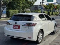 Lexus  CT200H 金鑽店~CT200h 白 油電混合 1.8 省油省稅 主要配備有，循跡防滑 免鑰啟動車門鎖 定速 光感應頭燈 感應雨刷 10安 方向盤快控鍵 分區恆溫空調 駕駛座電動座椅 雙前座電熱椅 LED日行燈 尾燈 等多項配備！ | 新北市汽車商業同業公會｜TACA優良車商聯盟｜中古、二手車買車賣車公會認證保固