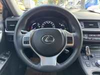 Lexus  CT200H 金鑽店~CT200h 白 油電混合 1.8 省油省稅 主要配備有，循跡防滑 免鑰啟動車門鎖 定速 光感應頭燈 感應雨刷 10安 方向盤快控鍵 分區恆溫空調 駕駛座電動座椅 雙前座電熱椅 LED日行燈 尾燈 等多項配備！ | 新北市汽車商業同業公會｜TACA優良車商聯盟｜中古、二手車買車賣車公會認證保固