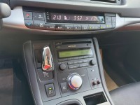 Lexus  CT200H 金鑽店~CT200h 白 油電混合 1.8 省油省稅 主要配備有，循跡防滑 免鑰啟動車門鎖 定速 光感應頭燈 感應雨刷 10安 方向盤快控鍵 分區恆溫空調 駕駛座電動座椅 雙前座電熱椅 LED日行燈 尾燈 等多項配備！ | 新北市汽車商業同業公會｜TACA優良車商聯盟｜中古、二手車買車賣車公會認證保固