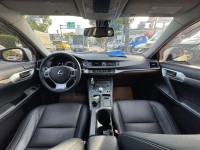 Lexus  CT200H 金鑽店~CT200h 白 油電混合 1.8 省油省稅 主要配備有，循跡防滑 免鑰啟動車門鎖 定速 光感應頭燈 感應雨刷 10安 方向盤快控鍵 分區恆溫空調 駕駛座電動座椅 雙前座電熱椅 LED日行燈 尾燈 等多項配備！ | 新北市汽車商業同業公會｜TACA優良車商聯盟｜中古、二手車買車賣車公會認證保固