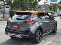 Nissan  Kicks 金鑽店~ Kicks 1.5 智行旗艦版 主要配備有 車道偏離警示 車道變換輔助 AEB自動緊急煞車 遠光燈自動控制 胎壓監控 斜坡起步輔助 循跡防滑 6安 免鑰啟動車門鎖 定速 倒車影像輔助 360度環景影像 光感應頭燈 電動摺疊後視鏡 選配前後行車記錄器 導航 Apple CarPlay 恆溫空調 粉塵過濾器 LED頭燈 車頂行李架 空力套件 等超多項配備！ | 新北市汽車商業同業公會｜TACA優良車商聯盟｜中古、二手車買車賣車公會認證保固