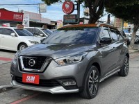 Nissan  Kicks 金鑽店~ Kicks 1.5 智行旗艦版 主要配備有 車道偏離警示 車道變換輔助 AEB自動緊急煞車 遠光燈自動控制 胎壓監控 斜坡起步輔助 循跡防滑 6安 免鑰啟動車門鎖 定速 倒車影像輔助 360度環景影像 光感應頭燈 電動摺疊後視鏡 選配前後行車記錄器 導航 Apple CarPlay 恆溫空調 粉塵過濾器 LED頭燈 車頂行李架 空力套件 等超多項配備！ | 新北市汽車商業同業公會｜TACA優良車商聯盟｜中古、二手車買車賣車公會認證保固