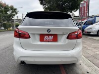 BMW/ 寶馬  2 SERIES  218i 金鑽店~BMW218i 白 主要配備有 循跡防滑 斜坡起步輔助 胎壓監控 6安 免鑰啟動車門 定速 倒車影像 光感應頭燈 雨滴感應雨刷 電動折疊後視鏡 分區恆溫空調 電動尾門 自動停車 粉塵過濾器 後座出風口 LED日行燈 頭燈 尾燈 等多項配備！ | 新北市汽車商業同業公會｜TACA優良車商聯盟｜中古、二手車買車賣車公會認證保固