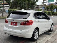 BMW/ 寶馬  2 SERIES  218i 金鑽店~BMW218i 白 主要配備有 循跡防滑 斜坡起步輔助 胎壓監控 6安 免鑰啟動車門 定速 倒車影像 光感應頭燈 雨滴感應雨刷 電動折疊後視鏡 分區恆溫空調 電動尾門 自動停車 粉塵過濾器 後座出風口 LED日行燈 頭燈 尾燈 等多項配備！ | 新北市汽車商業同業公會｜TACA優良車商聯盟｜中古、二手車買車賣車公會認證保固