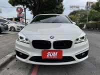BMW/ 寶馬  2 SERIES  218i 金鑽店~BMW218i 白 主要配備有 循跡防滑 斜坡起步輔助 胎壓監控 6安 免鑰啟動車門 定速 倒車影像 光感應頭燈 雨滴感應雨刷 電動折疊後視鏡 分區恆溫空調 電動尾門 自動停車 粉塵過濾器 後座出風口 LED日行燈 頭燈 尾燈 等多項配備！ | 新北市汽車商業同業公會｜TACA優良車商聯盟｜中古、二手車買車賣車公會認證保固