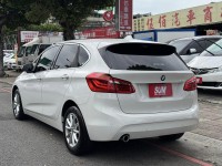 BMW/ 寶馬  2 SERIES  218i 金鑽店~BMW218i 白 主要配備有 循跡防滑 斜坡起步輔助 胎壓監控 6安 免鑰啟動車門 定速 倒車影像 光感應頭燈 雨滴感應雨刷 電動折疊後視鏡 分區恆溫空調 電動尾門 自動停車 粉塵過濾器 後座出風口 LED日行燈 頭燈 尾燈 等多項配備！ | 新北市汽車商業同業公會｜TACA優良車商聯盟｜中古、二手車買車賣車公會認證保固
