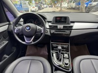 BMW/ 寶馬  2 SERIES  218i 金鑽店~BMW218i 白 主要配備有 循跡防滑 斜坡起步輔助 胎壓監控 6安 免鑰啟動車門 定速 倒車影像 光感應頭燈 雨滴感應雨刷 電動折疊後視鏡 分區恆溫空調 電動尾門 自動停車 粉塵過濾器 後座出風口 LED日行燈 頭燈 尾燈 等多項配備！ | 新北市汽車商業同業公會｜TACA優良車商聯盟｜中古、二手車買車賣車公會認證保固