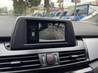 BMW/ 寶馬  2 SERIES  218i 金鑽店~BMW218i 白 主要配備有 循跡防滑 斜坡起步輔助 胎壓監控 6安 免鑰啟動車門 定速 倒車影像 光感應頭燈 雨滴感應雨刷 電動折疊後視鏡 分區恆溫空調 電動尾門 自動停車 粉塵過濾器 後座出風口 LED日行燈 頭燈 尾燈 等多項配備！ | 新北市汽車商業同業公會｜TACA優良車商聯盟｜中古、二手車買車賣車公會認證保固