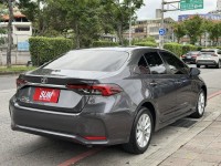 Toyota  Altis 金鑽店~ALTIS 1.8 灰 主要配備有 ACC主動跟車系統 車道偏離警示 車道維持輔助 斜坡起步輔助 AEB自動緊急煞車 遠光燈自動控制 胎壓監控 循跡防滑 9安 定速 光感應頭燈 電動折疊後視鏡 恆溫空調 粉塵過濾器 後座出風口 LED日行燈 尾燈 等多項配備！ | 新北市汽車商業同業公會｜TACA優良車商聯盟｜中古、二手車買車賣車公會認證保固