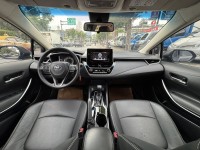 Toyota  Altis 金鑽店~ALTIS 1.8 灰 主要配備有 ACC主動跟車系統 車道偏離警示 車道維持輔助 斜坡起步輔助 AEB自動緊急煞車 遠光燈自動控制 胎壓監控 循跡防滑 9安 定速 光感應頭燈 電動折疊後視鏡 恆溫空調 粉塵過濾器 後座出風口 LED日行燈 尾燈 等多項配備！ | 新北市汽車商業同業公會｜TACA優良車商聯盟｜中古、二手車買車賣車公會認證保固
