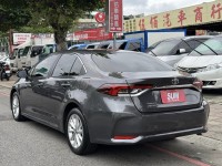 Toyota  Altis 金鑽店~ALTIS 1.8 灰 主要配備有 ACC主動跟車系統 車道偏離警示 車道維持輔助 斜坡起步輔助 AEB自動緊急煞車 遠光燈自動控制 胎壓監控 循跡防滑 9安 定速 光感應頭燈 電動折疊後視鏡 恆溫空調 粉塵過濾器 後座出風口 LED日行燈 尾燈 等多項配備！ | 新北市汽車商業同業公會｜TACA優良車商聯盟｜中古、二手車買車賣車公會認證保固