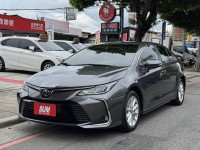 Toyota  Altis 金鑽店~ALTIS 1.8 灰 主要配備有 ACC主動跟車系統 車道偏離警示 車道維持輔助 斜坡起步輔助 AEB自動緊急煞車 遠光燈自動控制 胎壓監控 循跡防滑 9安 定速 光感應頭燈 電動折疊後視鏡 恆溫空調 粉塵過濾器 後座出風口 LED日行燈 尾燈 等多項配備！ | 新北市汽車商業同業公會｜TACA優良車商聯盟｜中古、二手車買車賣車公會認證保固