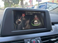 BMW/ 寶馬  2 SERIES  218i 金鑽店~BMW218i 白 主要配備有 循跡防滑 斜坡起步輔助 胎壓監控 6安 免鑰啟動車門 定速 倒車影像 光感應頭燈 雨滴感應雨刷 電動折疊後視鏡 分區恆溫空調 電動座椅 車道偏離警示 自動緊急煞車 自動停車 粉塵過濾器 後座出風口 LED日行燈 頭燈 尾燈 等多項配備！ | 新北市汽車商業同業公會｜TACA優良車商聯盟｜中古、二手車買車賣車公會認證保固