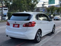 BMW/ 寶馬  2 SERIES  218i 金鑽店~BMW218i 白 主要配備有 循跡防滑 斜坡起步輔助 胎壓監控 6安 免鑰啟動車門 定速 倒車影像 光感應頭燈 雨滴感應雨刷 電動折疊後視鏡 分區恆溫空調 電動座椅 車道偏離警示 自動緊急煞車 自動停車 粉塵過濾器 後座出風口 LED日行燈 頭燈 尾燈 等多項配備！ | 新北市汽車商業同業公會｜TACA優良車商聯盟｜中古、二手車買車賣車公會認證保固