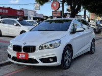 BMW/ 寶馬  2 SERIES  218i 金鑽店~BMW218i 白 主要配備有 循跡防滑 斜坡起步輔助 胎壓監控 6安 免鑰啟動車門 定速 倒車影像 光感應頭燈 雨滴感應雨刷 電動折疊後視鏡 分區恆溫空調 電動座椅 車道偏離警示 自動緊急煞車 自動停車 粉塵過濾器 後座出風口 LED日行燈 頭燈 尾燈 等多項配備！ | 新北市汽車商業同業公會｜TACA優良車商聯盟｜中古、二手車買車賣車公會認證保固
