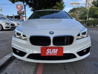 BMW/ 寶馬  2 SERIES  218i 金鑽店~BMW218i 白 主要配備有 循跡防滑 斜坡起步輔助 胎壓監控 6安 免鑰啟動車門 定速 倒車影像 光感應頭燈 雨滴感應雨刷 電動折疊後視鏡 分區恆溫空調 電動座椅 車道偏離警示 自動緊急煞車 自動停車 粉塵過濾器 後座出風口 LED日行燈 頭燈 尾燈 等多項配備！ | 新北市汽車商業同業公會｜TACA優良車商聯盟｜中古、二手車買車賣車公會認證保固