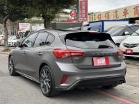 Ford/福特  Focus 金鑽店~Focus ST-Line 賽道版 ACC主動跟車系統 車道維持輔助 車道變換輔助 車道偏離警示 斜坡起步輔助 循跡防滑 8安 AEB自動煞車 遠光燈自動控制 胎壓監控 免鑰啟動車門鎖 定速 光感應頭燈 雨滴感應雨刷 導航 倒車影像 Apple CarPlay  電動摺疊後視鏡 HUD抬頭顯示器 分區恆溫空調 換檔撥片 粉塵過濾器 雙前座跑車座椅 ￼￼電動椅 後座出風口 LED日行燈 頭燈 尾燈 空力套件 全車貼膜 幾乎是滿配！ | 新北市汽車商業同業公會｜TACA優良車商聯盟｜中古、二手車買車賣車公會認證保固