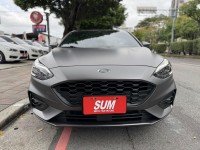Ford/福特  Focus 金鑽店~Focus ST-Line 賽道版 ACC主動跟車系統 車道維持輔助 車道變換輔助 車道偏離警示 斜坡起步輔助 循跡防滑 8安 AEB自動煞車 遠光燈自動控制 胎壓監控 免鑰啟動車門鎖 定速 光感應頭燈 雨滴感應雨刷 導航 倒車影像 Apple CarPlay  電動摺疊後視鏡 HUD抬頭顯示器 分區恆溫空調 換檔撥片 粉塵過濾器 雙前座跑車座椅 ￼￼電動椅 後座出風口 LED日行燈 頭燈 尾燈 空力套件 全車貼膜 幾乎是滿配！ | 新北市汽車商業同業公會｜TACA優良車商聯盟｜中古、二手車買車賣車公會認證保固