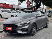 Ford/福特  Focus 金鑽店~Focus ST-Line 賽道版 ACC主動跟車系統 車道維持輔助 車道變換輔助 車道偏離警示 斜坡起步輔助 循跡防滑 8安 AEB自動煞車 遠光燈自動控制 胎壓監控 免鑰啟動車門鎖 定速 光感應頭燈 雨滴感應雨刷 導航 倒車影像 Apple CarPlay  電動摺疊後視鏡 HUD抬頭顯示器 分區恆溫空調 換檔撥片 粉塵過濾器 雙前座跑車座椅 ￼￼電動椅 後座出風口 LED日行燈 頭燈 尾燈 空力套件 全車貼膜 幾乎是滿配！ | 新北市汽車商業同業公會｜TACA優良車商聯盟｜中古、二手車買車賣車公會認證保固