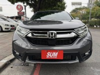 Honda  CR-V 金鑽店~CR-V 1.5 VTi-S 灰 里程保證只跑7萬多公里 ACC主動跟車全速域 車道維持 變換 偏離 輔助系統 AEB自動煞停 遠光燈自動控制 斜坡起步輔助 循跡防滑 8安 胎壓監控 免鑰啟動車門鎖 定速 倒車影像 導航 多功能影音 右側影像無死角 後座出風口 LED頭燈 日行燈 尾燈 等多項配備！ | 新北市汽車商業同業公會｜TACA優良車商聯盟｜中古、二手車買車賣車公會認證保固