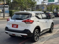 Nissan  Kicks 金鑽店~Kicks 1.5 智行旗艦版 主要配備有 車道偏離警示 車道變換輔助 AEB自動緊急煞車 遠光燈自動控制 胎壓監控 斜坡起步輔助 循跡防滑 6安 免鑰啟動車門鎖 定速 倒車影像輔助 360度環景影像 光感應頭燈 電動摺疊後視鏡 選配前後行車記錄器 Apple CarPlay 恆溫空調 粉塵過濾器 LED頭燈 車頂行李架 空力套件 等超多項配備！ | 新北市汽車商業同業公會｜TACA優良車商聯盟｜中古、二手車買車賣車公會認證保固