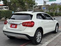 Mercedes-Benz/賓士   GLA-CLASS  GLA180 金鑽店~賓士總代理 GLA180 白 1.6 里程保證只跑7萬多公里！主要配備有，循跡防滑 胎壓監控 主動安全預防系統 9安 免鑰啟動車門鎖 定速 倒車影像 自動停車系統 光感應頭燈 雨滴感應雨刷 電動折疊後視鏡 電動尾門 分區恆溫空調 換檔撥片 粉塵過濾器 雙前座跑車座椅 電動記憶座椅 後座出風口 LED日行燈 尾燈 HID頭燈 車頂行李架 等多項配備！ | 新北市汽車商業同業公會｜TACA優良車商聯盟｜中古、二手車買車賣車公會認證保固