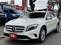 Mercedes-Benz/賓士   GLA-CLASS  GLA180 金鑽店~賓士總代理 GLA180 白 1.6 里程保證只跑7萬多公里！主要配備有，循跡防滑 胎壓監控 主動安全預防系統 9安 免鑰啟動車門鎖 定速 倒車影像 自動停車系統 光感應頭燈 雨滴感應雨刷 電動折疊後視鏡 電動尾門 分區恆溫空調 換檔撥片 粉塵過濾器 雙前座跑車座椅 電動記憶座椅 後座出風口 LED日行燈 尾燈 HID頭燈 車頂行李架 等多項配備！ | 新北市汽車商業同業公會｜TACA優良車商聯盟｜中古、二手車買車賣車公會認證保固