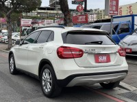 Mercedes-Benz/賓士   GLA-CLASS  GLA180 金鑽店~賓士總代理 GLA180 白 1.6 里程保證只跑7萬多公里！主要配備有，循跡防滑 胎壓監控 主動安全預防系統 9安 免鑰啟動車門鎖 定速 倒車影像 自動停車系統 光感應頭燈 雨滴感應雨刷 電動折疊後視鏡 電動尾門 分區恆溫空調 換檔撥片 粉塵過濾器 雙前座跑車座椅 電動記憶座椅 後座出風口 LED日行燈 尾燈 HID頭燈 車頂行李架 等多項配備！ | 新北市汽車商業同業公會｜TACA優良車商聯盟｜中古、二手車買車賣車公會認證保固