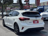 Ford/福特  Focus 金鑽店~Focus ST-Line Vignale 主要配備有 ACC主動跟車系統 車道維持輔助 車道變換輔助 車道偏離警示 斜坡起步輔助 循跡防滑 8安 AEB自動煞車 遠光燈自動控制 胎壓監控 免鑰啟動車門鎖 定速 光感應頭燈 主動轉向燈 雨滴感應雨刷 導航 倒車影像 Apple CarPlay  電動摺疊後視鏡 HUD抬頭顯示器 分區恆溫空調 換檔撥片 粉塵過濾器 雙前座跑車座椅 ￼￼電動座椅 LED日行燈 頭燈 尾燈 空力套件 幾乎是滿配！ | 新北市汽車商業同業公會｜TACA優良車商聯盟｜中古、二手車買車賣車公會認證保固