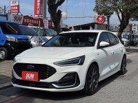 Ford/福特  Focus 金鑽店~Focus ST-Line Vignale 主要配備有 ACC主動跟車系統 車道維持輔助 車道變換輔助 車道偏離警示 斜坡起步輔助 循跡防滑 8安 AEB自動煞車 遠光燈自動控制 胎壓監控 免鑰啟動車門鎖 定速 光感應頭燈 主動轉向燈 雨滴感應雨刷 導航 倒車影像 Apple CarPlay  電動摺疊後視鏡 HUD抬頭顯示器 分區恆溫空調 換檔撥片 粉塵過濾器 雙前座跑車座椅 ￼￼電動座椅 LED日行燈 頭燈 尾燈 空力套件 幾乎是滿配！ | 新北市汽車商業同業公會｜TACA優良車商聯盟｜中古、二手車買車賣車公會認證保固