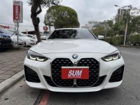 BMW/ 寶馬  4 SERIES  420i M Sport 金鑽店~BMW總代理420i M-Sport  G26 白 認證車履約保證！主要配備有，ACC主動跟車 車道維持 變換 輔助 偏離警示 循跡防滑 斜坡起步 AEB自動煞停 8安 胎壓監控 免鑰啟動車門鎖 定速 360度環景影像 自動停車 光感應頭燈 雨滴感應雨刷 電動摺疊後視鏡 選配HUD抬頭顯示器 分區恆溫空調 換檔撥片 粉塵過濾器 雙前座跑車座椅 雙電動座椅 後座出風口 LED頭燈 尾燈 日行燈 空力套件 導航 Apple CarPlay 等超多項配備！ | 新北市汽車商業同業公會｜TACA優良車商聯盟｜中古、二手車買車賣車公會認證保固