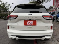 Ford/福特  Kuga 金鑽店~超優質的休旅車來囉！大滿配 2023年式Kuga  ST-Line X AWD 2.0 新車價120幾萬 新車原廠保固中 里程保證！主要配備有，ACC主動跟車 車道維持輔助 車道變換輔助 車道偏離警示 循跡防滑 斜坡起步輔助 AEB自動緊急煞車 7安 遠光燈自動控制 胎壓監控 免鑰啟動車門鎖 定速 360度環景影像 雨滴感應雨刷 光感應頭燈 全景天窗 電動尾門 HUD抬頭顯示器 電動摺疊後視鏡 導航 Apple CarPlay ￼換檔撥片 分區恆溫空調 粉塵過濾器 電動座椅 後座出風口 雙前座跑車 | 新北市汽車商業同業公會｜TACA優良車商聯盟｜中古、二手車買車賣車公會認證保固