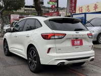 Ford/福特  Kuga 金鑽店~超優質的休旅車來囉！大滿配 2023年式Kuga  ST-Line X AWD 2.0 新車價120幾萬 新車原廠保固中 里程保證！主要配備有，ACC主動跟車 車道維持輔助 車道變換輔助 車道偏離警示 循跡防滑 斜坡起步輔助 AEB自動緊急煞車 7安 遠光燈自動控制 胎壓監控 免鑰啟動車門鎖 定速 360度環景影像 雨滴感應雨刷 光感應頭燈 全景天窗 電動尾門 HUD抬頭顯示器 電動摺疊後視鏡 導航 Apple CarPlay ￼換檔撥片 分區恆溫空調 粉塵過濾器 電動座椅 後座出風口 雙前座跑車 | 新北市汽車商業同業公會｜TACA優良車商聯盟｜中古、二手車買車賣車公會認證保固