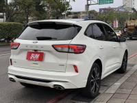 Ford/福特  Kuga 金鑽店~超優質的休旅車來囉！大滿配 2023年式Kuga  ST-Line X AWD 2.0 新車價120幾萬 新車原廠保固中 里程保證！主要配備有，ACC主動跟車 車道維持輔助 車道變換輔助 車道偏離警示 循跡防滑 斜坡起步輔助 AEB自動緊急煞車 7安 遠光燈自動控制 胎壓監控 免鑰啟動車門鎖 定速 360度環景影像 雨滴感應雨刷 光感應頭燈 全景天窗 電動尾門 HUD抬頭顯示器 電動摺疊後視鏡 導航 Apple CarPlay ￼換檔撥片 分區恆溫空調 粉塵過濾器 電動座椅 後座出風口 雙前座跑車 | 新北市汽車商業同業公會｜TACA優良車商聯盟｜中古、二手車買車賣車公會認證保固