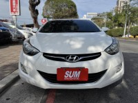 Hyundai  Elantra 金鑽店~Elantra 1.8 白色 里程保證只跑5萬多公里 超優質的絕佳代步車。雙安 雨滴感應雨刷 電動折疊後視鏡 分區恆溫空調 粉塵過濾器 ！省油省稅金 | 新北市汽車商業同業公會｜TACA優良車商聯盟｜中古、二手車買車賣車公會認證保固