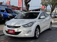 Hyundai  Elantra 金鑽店~Elantra 1.8 白色 里程保證只跑5萬多公里 超優質的絕佳代步車。雙安 雨滴感應雨刷 電動折疊後視鏡 分區恆溫空調 粉塵過濾器 ！省油省稅金 | 新北市汽車商業同業公會｜TACA優良車商聯盟｜中古、二手車買車賣車公會認證保固